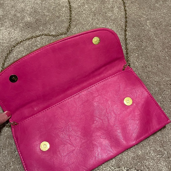 Pink clutch/purse. Snap closure. Gold shoulder removable chain. Zipper design - Picture 2 of 8